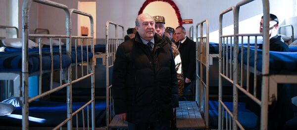 Президент Армении Армен Саркисян посетил инженерно-саперный батальон Армии обороны Карабаха (21 декабря 2019). Карабах Президент Армении Армен Саркисян посетил инженерно-саперный батальон Армии обороны Карабаха (21 декабря 2019). Карабах - Sputnik Արմենիա