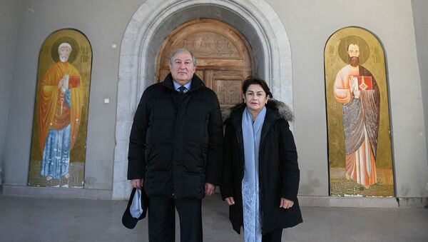 Президент Армении Армен Саркисян с супругой Нунэ Саркисян посетили Собор Святого Христа Всеспасителя (21 декабря 2019). Шуши - Sputnik Արմենիա