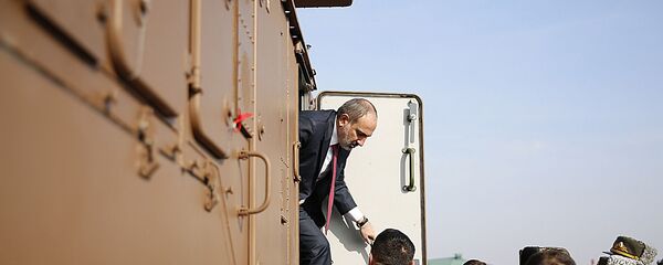 Премьер-министр Армении Никол Пашинян у комплексов ТОР-М2КМ Премьер-министр Армении Никол Пашинян у комплексов ТОР-М2КМ - Sputnik Армения