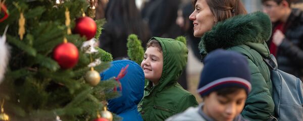 Радостные дети и родители у рождественской елки в Ереванском зоопарке во время праздничного мероприятия Радостные дети и родители у рождественской елки в Ереванском зоопарке во время праздничного мероприятия - Sputnik Армения