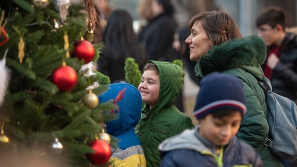 Радостные дети и родители у рождественской елки в Ереванском зоопарке во время праздничного мероприятия - Sputnik Армения
