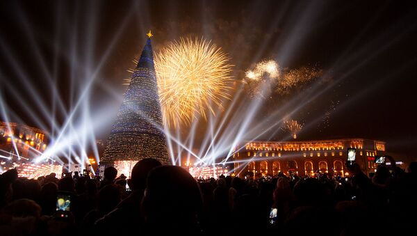Красочный фейерверк во время торжественной церемонии зажжения огней на главной елке страны (21 декабря 2019). Еревaн - Sputnik Արմենիա