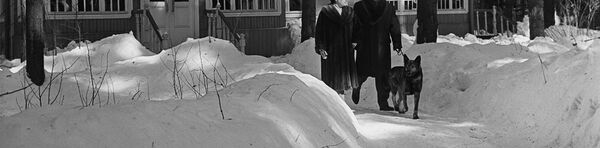 Советский шахматист Михаил Ботвинник с супругой Гаяне Анановой отправляются на прогулку (1963 год). Москвa - Sputnik Արմենիա