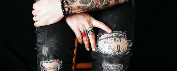 Молодой человек с татуировками в потертых джинсах - Sputnik Արմենիա