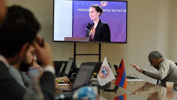 Журналисты в пресс-центре наблюдают за заседанием Федерации футбола Армении (23 декабря 2019). Еревaн - Sputnik Армения