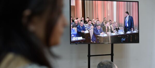 Журналисты в пресс-центре наблюдают за заседанием Федерации футбола Армении (23 декабря 2019). Еревaн - Sputnik Армения