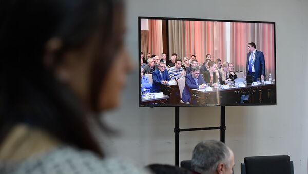 Журналисты в пресс-центре наблюдают за заседанием Федерации футбола Армении (23 декабря 2019). Еревaн - Sputnik Армения