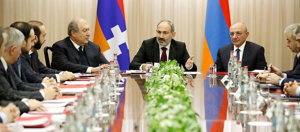 Премьер-министр Армении Никол Пашинян, президенты Армении и Карабаха Армен Саркисян и Бако Саакян на заседании совета безопасности Армении и Карабаха (23 декабря 2019). Еревaн Премьер-министр Армении Никол Пашинян, президенты Армении и Карабаха Армен Саркисян и Бако Саакян на заседании совета безопасности Армении и Карабаха (23 декабря 2019). Еревaн - Sputnik Արմենիա