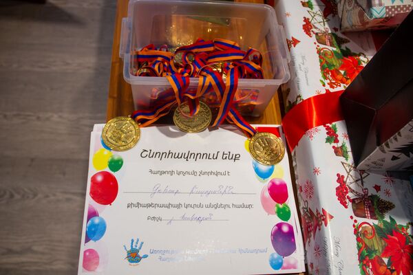 «Ցավոտ կատետորը փրկեց ինձ, նրանց էլ կփրկի». քաղցկեղը հաղթահարած երեխաները մեդալներ ստացան «Ցավոտ կատետորը փրկեց ինձ, նրանց էլ կփրկի». քաղցկեղը հաղթահարած երեխաները մեդալներ ստացան - Sputnik Արմենիա