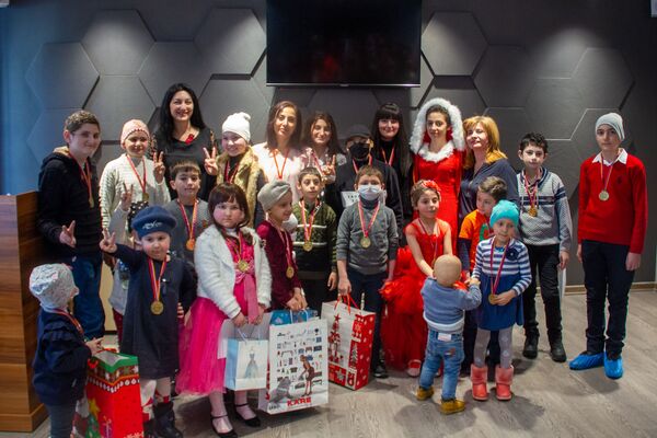 «Ցավոտ կատետորը փրկեց ինձ, նրանց էլ կփրկի». քաղցկեղը հաղթահարած երեխաները մեդալներ ստացան «Ցավոտ կատետորը փրկեց ինձ, նրանց էլ կփրկի». քաղցկեղը հաղթահարած երեխաները մեդալներ ստացան - Sputnik Արմենիա