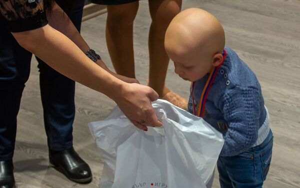 Պրոֆեսոր Ռ.Հ. Յոլյանի անվան արյունաբանական կենտրոնի դահլիճում քաղցկեղը հաղթահարած երեխաները եկել էին իրենց հաղթական մեդալներն ու Ձմեռ պապից սպասված նվերները ստանալու - Sputnik Արմենիա