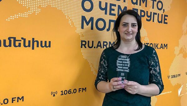 Корреспондент Sputnik Армения Нелли Даниелян с призом - Sputnik Արմենիա