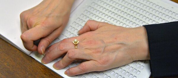 Участница акции Тотальный диктант-2015 в библиотеке для слепых в Челябинске. - Sputnik Արմենիա