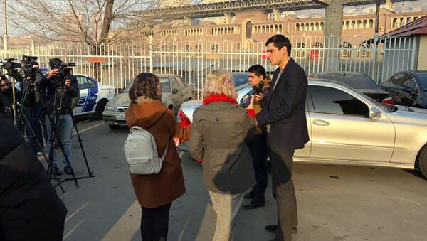 Председатель студсовета ЕГУ Давид Апоян отвечает на вопросы журналистов после выхода из полиции (24 декабря 2019). Еревaн - Sputnik Армения