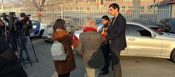 Председатель студсовета ЕГУ Давид Апоян отвечает на вопросы журналистов после выхода из полиции (24 декабря 2019). Еревaн - Sputnik Արմենիա