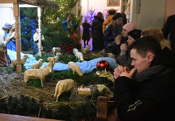 Верующие во время рождественской мессы в Белоруссии Верующие во время рождественской мессы в Белоруссии - Sputnik Армения