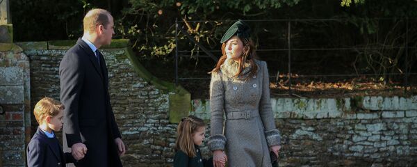 Принц Уильям, герцог Кембриджский и Екатерина, герцогиня Кембриджская гуляют со своими детьми принцем Джорджем и принцессой Шарлоттой у церкви Святой Марии Магдалины (25 декабря 2019). Сандрингем Принц Уильям, герцог Кембриджский и Екатерина, герцогиня Кембриджская гуляют со своими детьми принцем Джорджем и принцессой Шарлоттой у церкви Святой Марии Магдалины (25 декабря 2019). Сандрингем - Sputnik Արմենիա