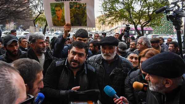 Родственники погибщего солдата Артура Аджамяна на акции протеста перед Домом правительства (26 декабря 2019). Еревaн - Sputnik Армения