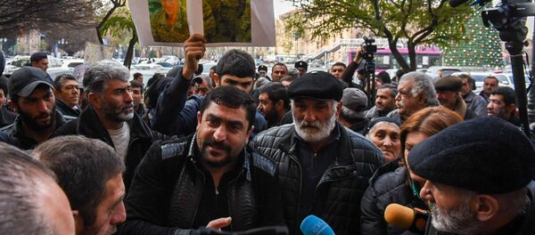 Родственники погибщего солдата Артура Аджамяна на акции протеста перед Домом правительства (26 декабря 2019). Еревaн Родственники погибщего солдата Артура Аджамяна на акции протеста перед Домом правительства (26 декабря 2019). Еревaн - Sputnik Արմենիա