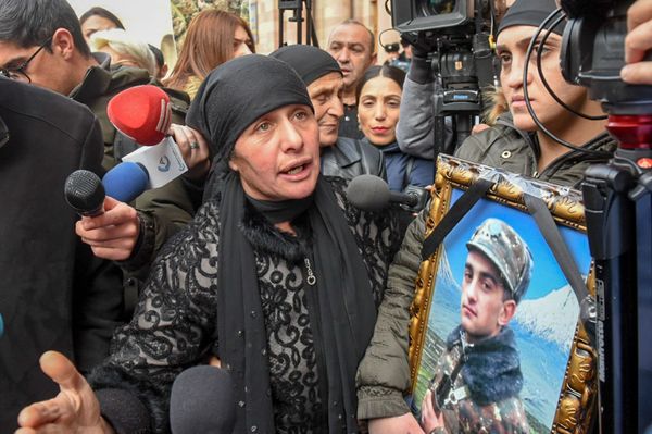 Стычка у правительства Армении: родные погибшего солдата требуют встречи с Пашиняном - Sputnik Армения