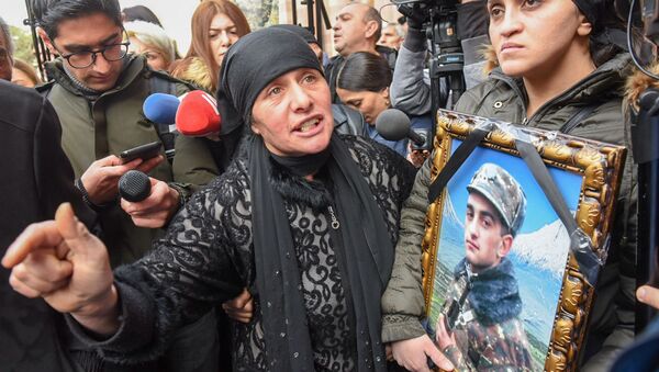 Родственники погибщего солдата Артура Аджамяна на акции протеста перед Домом правительства (26 декабря 2019). Еревaн - Sputnik Армения