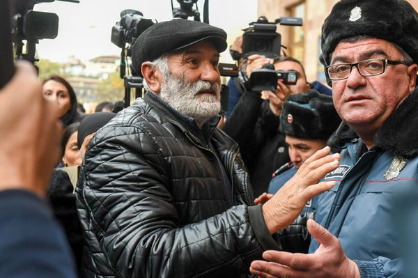 Стычка у правительства Армении: родные погибшего солдата требуют встречи с Пашиняном - Sputnik Армения