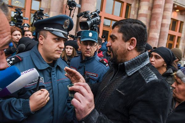 Стычка у правительства Армении: родные погибшего солдата требуют встречи с Пашиняном - Sputnik Армения