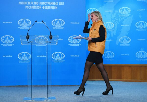 В поддержку Sputnik Эстония: Захарова пришла на брифинг в непраздничной униформе В поддержку Sputnik Эстония: Захарова пришла на брифинг в непраздничной униформе - Sputnik Армения