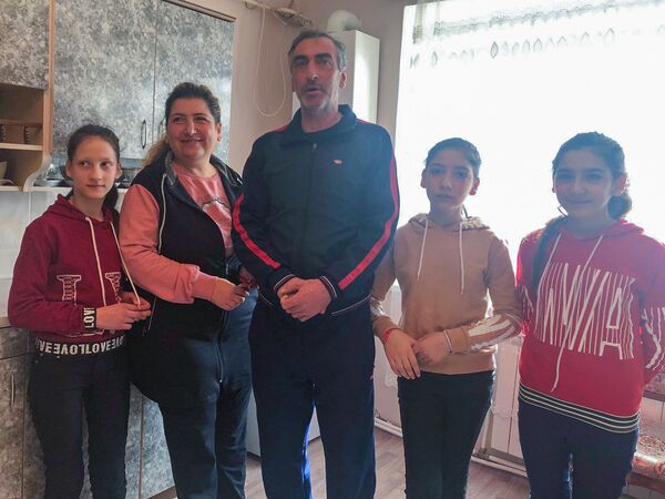 Տնակից՝ տուն. գյումրեցի 2 ընտանիք փազլի շնորհիվ Նոր տարին նոր բնակարանում կդիմավորեն Տնակից՝ տուն. գյումրեցի 2 ընտանիք փազլի շնորհիվ Նոր տարին նոր բնակարանում կդիմավորեն - Sputnik Արմենիա