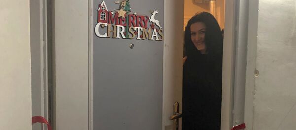 Перерезанная красная ленточка у входа в новую квартиру семьи Айвазян из Гюмри - Sputnik Армения