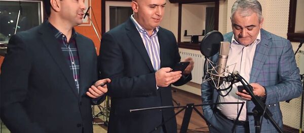 Армен Ашотян, Арман Саакян и Эдуард Шармазанов исполняют песню - Sputnik Արմենիա