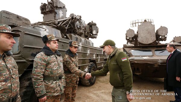 Премьер-министр Никол Пашинян во время посещения воинской части (27 декабря 2019).  - Sputnik Армения