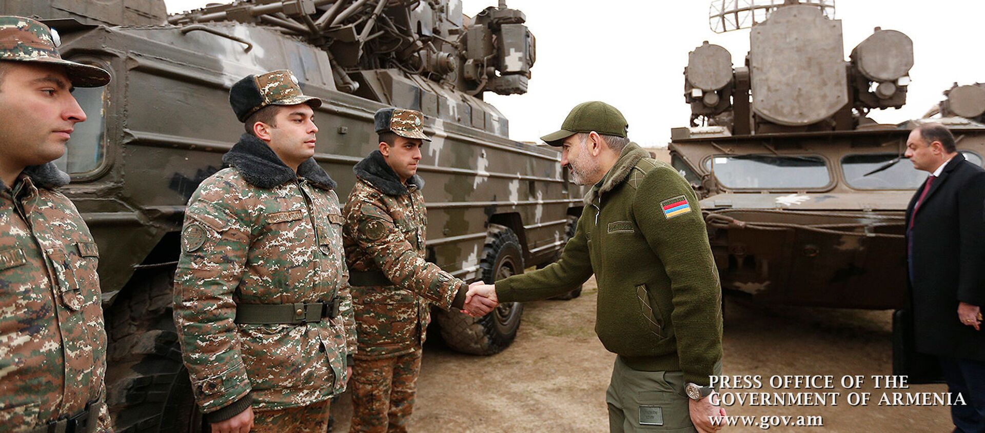 Премьер-министр Никол Пашинян во время посещения воинской части (27 декабря 2019).  - Sputnik Армения, 1920, 27.12.2019