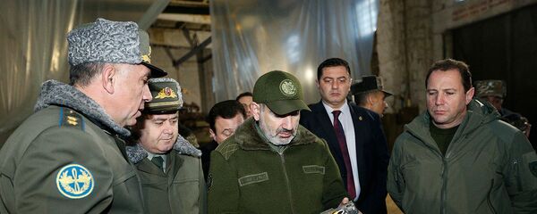 Премьер-министр Никол Пашинян, министр обороны Давид Тоноян и начальник Генштаба ВС Артак Давтян во время посещения воинской части (27 декабря 2019). Премьер-министр Никол Пашинян, министр обороны Давид Тоноян и начальник Генштаба ВС Артак Давтян во время посещения воинской части (27 декабря 2019). - Sputnik Արմենիա
