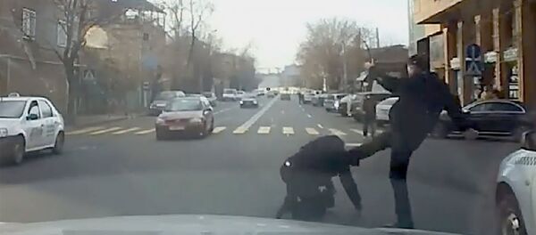 Водитель джипа избивает пожилого таксиста (27 декабря 2019). Еревaн Водитель джипа избивает пожилого таксиста (27 декабря 2019). Еревaн - Sputnik Արմենիա