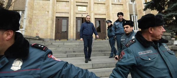 Председатель Конституционного суда Грайр Товмасян после допроса встретился с журналистами (27 декабря 2019). Еревaн Председатель Конституционного суда Грайр Товмасян после допроса встретился с журналистами (27 декабря 2019). Еревaн - Sputnik Արմենիա