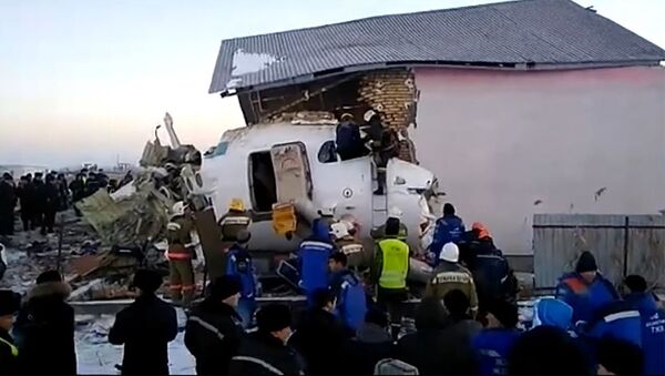 Спасатели работают на месте крушения самолета Fokker-100 в Алматы - Sputnik Արմենիա