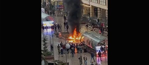 Горит одна из елок на Северном проспекте - Sputnik Արմենիա