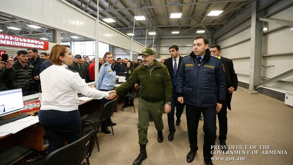 Премьер-министр Никол Пашинян посетил центр обслуживания внешнеэкономической деятельности КГД (27 декабря 2019). Гюмри - Sputnik Армения