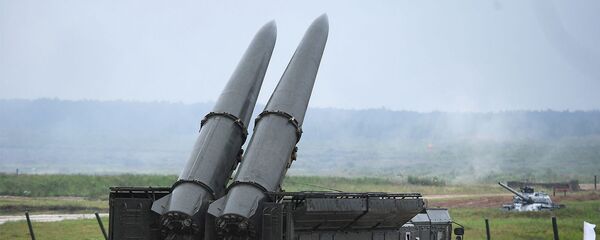 Самоходная пусковая установка 9П78-1 Искандер-М во время демонстрации ходовых и огневых возможностей на полигоне Алабино (27 июня 2019). Московская область - Sputnik Армения