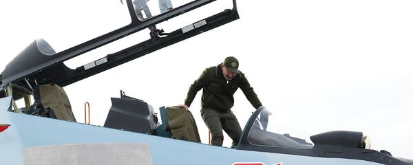 Премьер-министр Никол Пашинян поднимается в кабину новейшего СУ 30СМ (27 декабря 2019). - Sputnik Армения