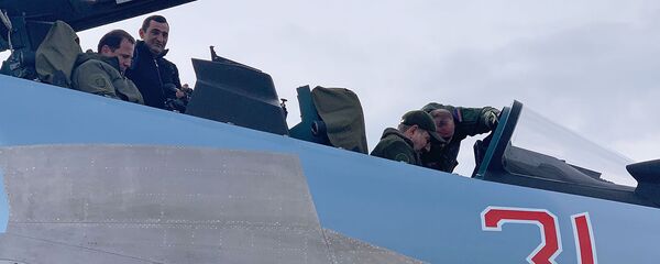 Премьер-министр Никол Пашинян и министр обороны Давид Тоноян в кабине новейшего СУ 30СМ (27 декабря 2019). - Sputnik Արմենիա