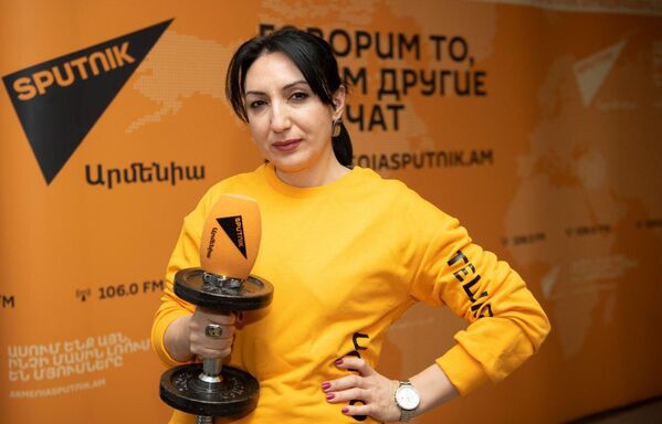 Главный редактор Sputnik Армения Наира Мелкумян во время флешмоба в поддержку Sputnik Эстония - Sputnik Армения