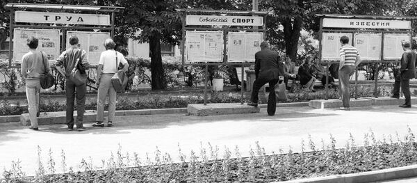 Граждане читают газеты на улицах города. - Sputnik Արմենիա