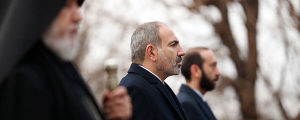 Премьер-министр Никол Пашинян, Католикос Гарегин Второй, спикер парламента Арарат Мирзоян посетили военный пантеон Ераблур (28 декабря 2019). Еревaн Премьер-министр Никол Пашинян, Католикос Гарегин Второй, спикер парламента Арарат Мирзоян посетили военный пантеон Ераблур (28 декабря 2019). Еревaн - Sputnik Армения