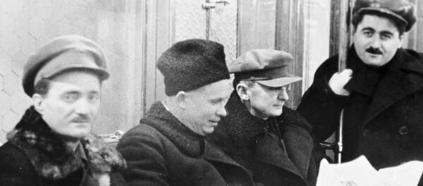 1-й секретарь Московского горкома и обкома ВКП(б) Никита Хрущев (второй слева), член ЦИК СССР Лаврентий Берия (второй справа) и 1-й секретарь ЦК КП (б) Армянской ССР Агаси Ханджян (справа) в вагоне метрополитена (1935 год). Москвa - Sputnik Արմենիա