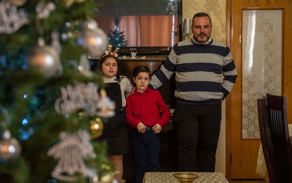 Иерей Отец Ншан Саркисян с сыном Алеком и дочерью Наре - Sputnik Армения