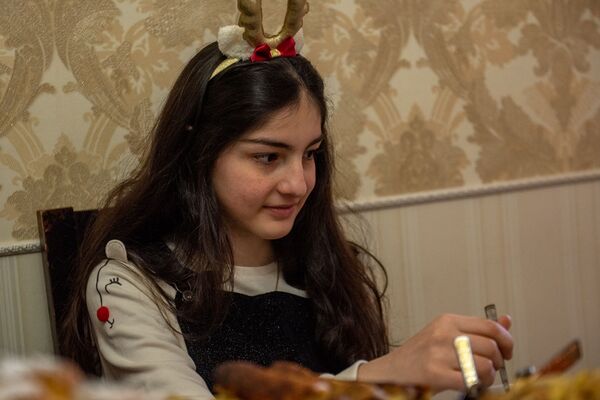 Тысячи оттенков счастья: как готовятся к Новому году в семье армянского священника Тысячи оттенков счастья: как готовятся к Новому году в семье армянского священника - Sputnik Армения