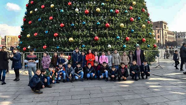Дети из приграничных сел Армении у главной елки на площади Республики (29 декабря 2019). Еревaн - Sputnik Արմենիա