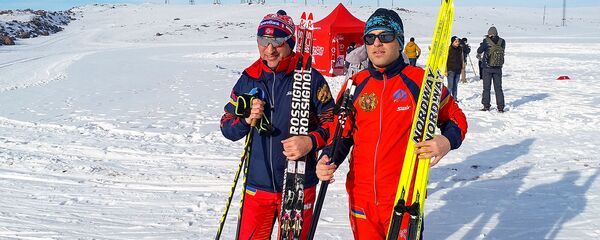Генеральный секретарь Федерации лыжного спорта Армении Гагик Саркисян (слева) Генеральный секретарь Федерации лыжного спорта Армении Гагик Саркисян (слева) - Sputnik Армения